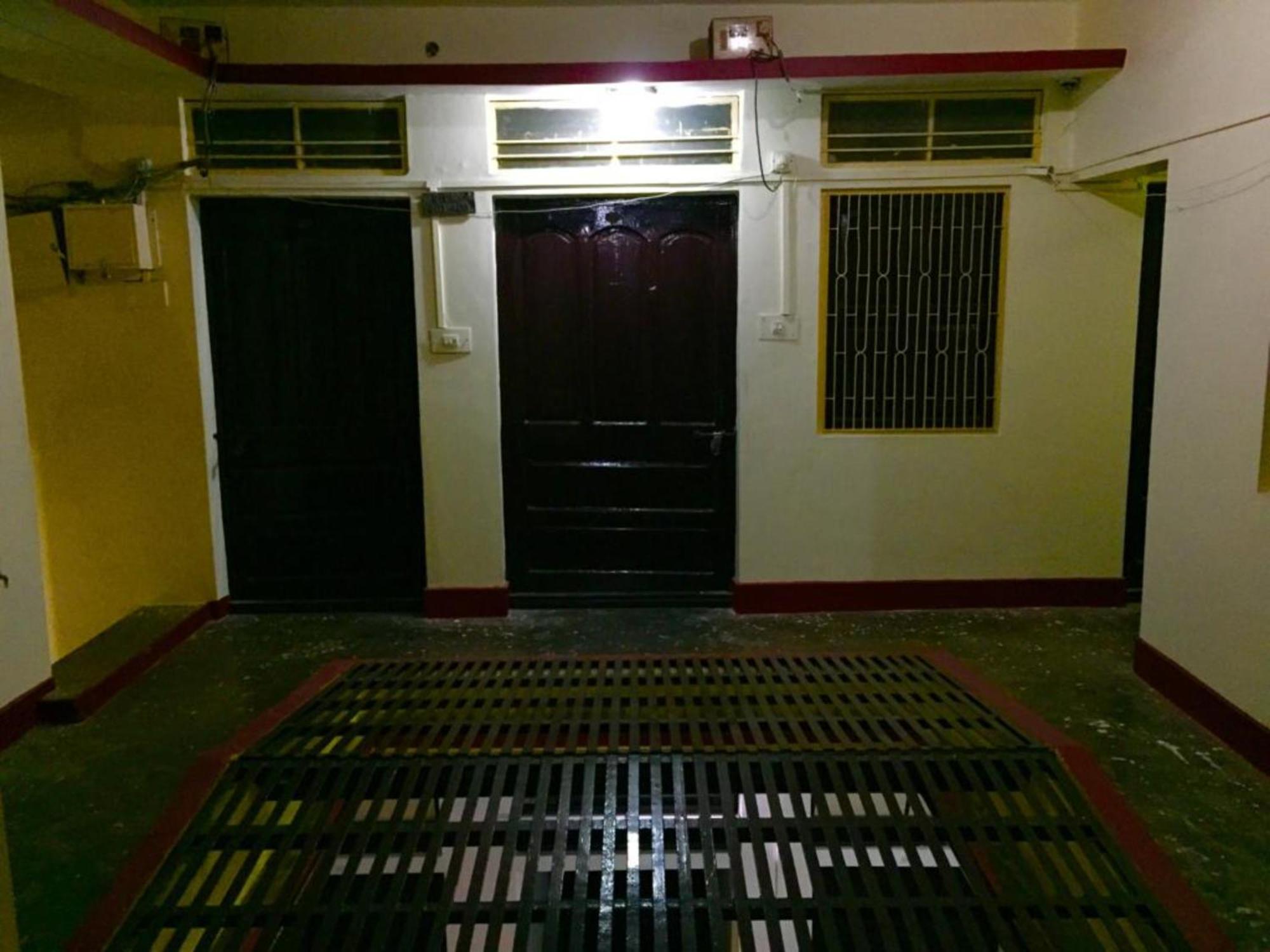 Goroomgo Shanti Near Ganga Ghat 3*