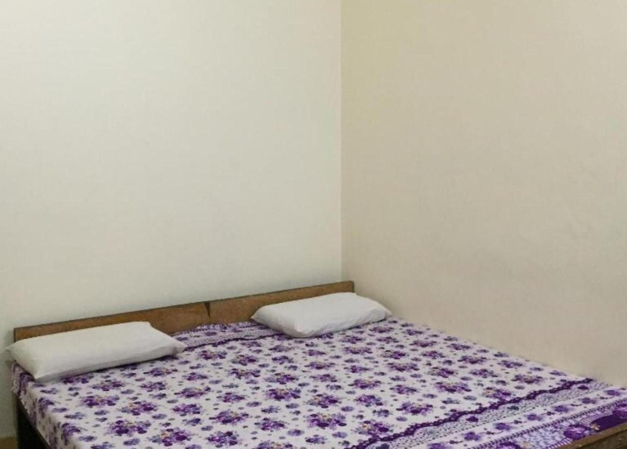 Goroomgo Shanti Near Ganga Ghat 3*