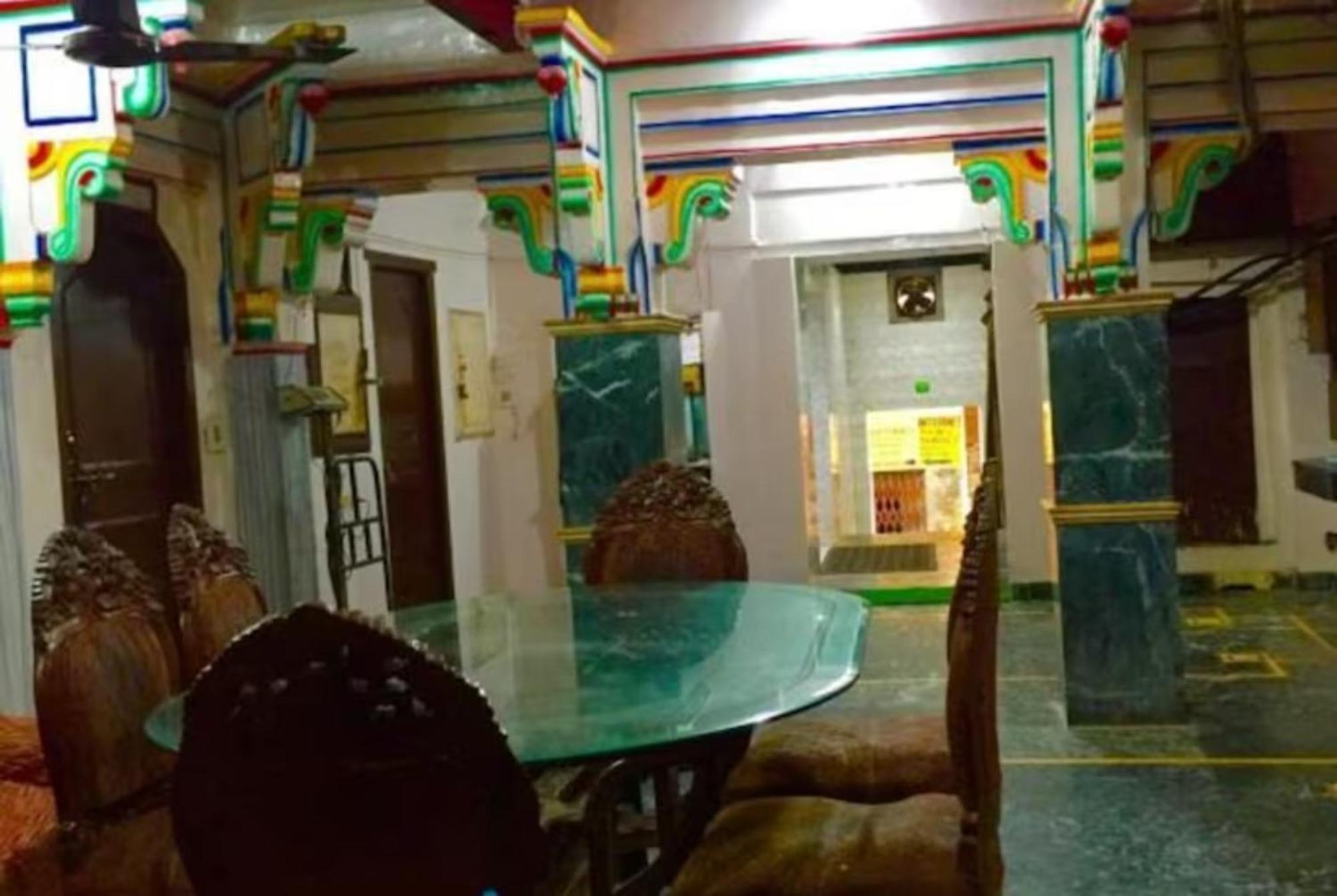 Goroomgo Shanti Near Ganga Ghat 3*
